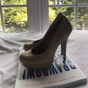 Nude patent platform pumps